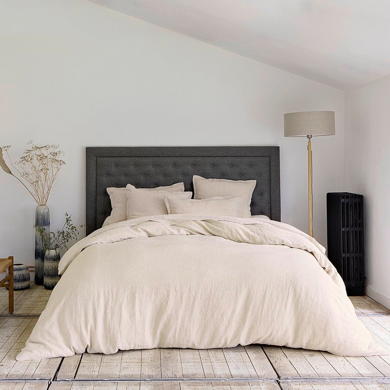 Housse de couette en lin lavé Lina Anne de Solène dans une chambre