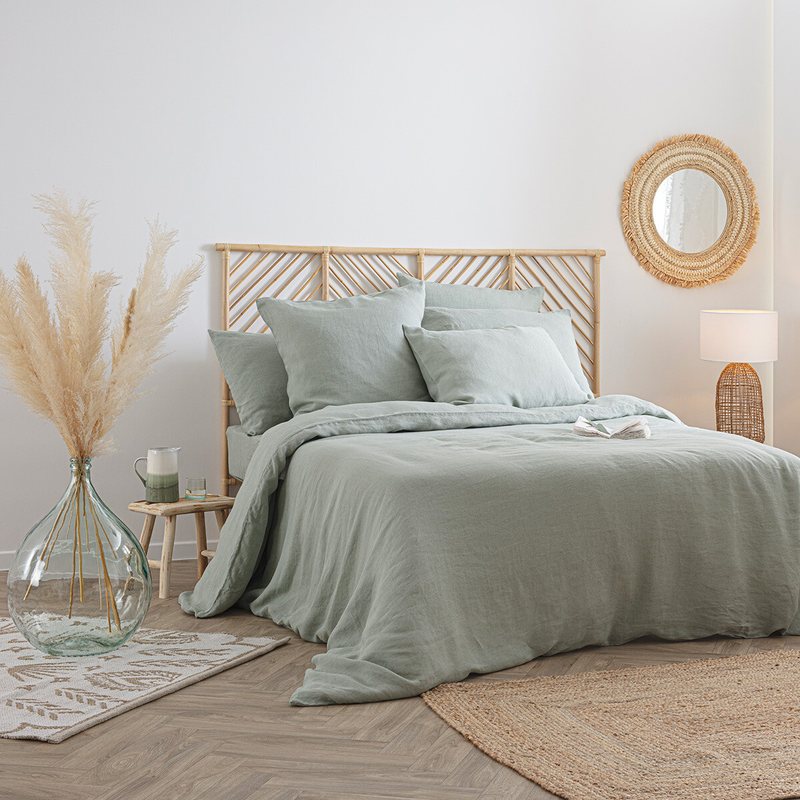 Housse de couette en lin lavé Linah vert sauge Atmosphera dans une chambre
