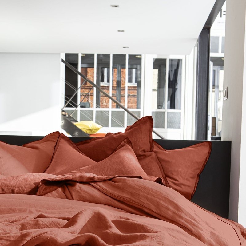 Housse de couette en lin lavé paprika Bâton Rouge dans une chambre