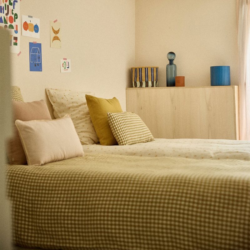 Housse de couette en lin lavé à carreaux vichy moutarde Gabrielle Paris dans une chambre