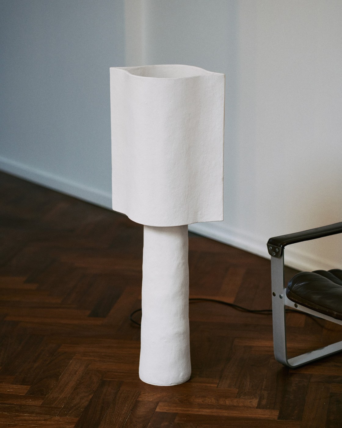Lampadaire en papier mâché Terre Blanche Serax posé au sol dans un salon