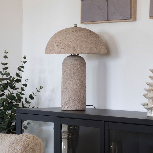 Lampe à poser Astley House Nordic posée sur un meuble bas dans un salon