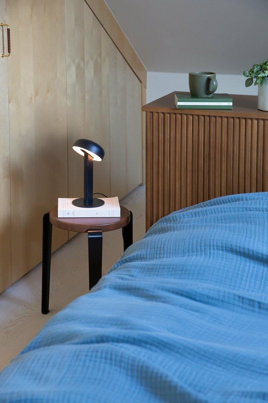 Lampe à poser design inclinable Nod, noir graphite