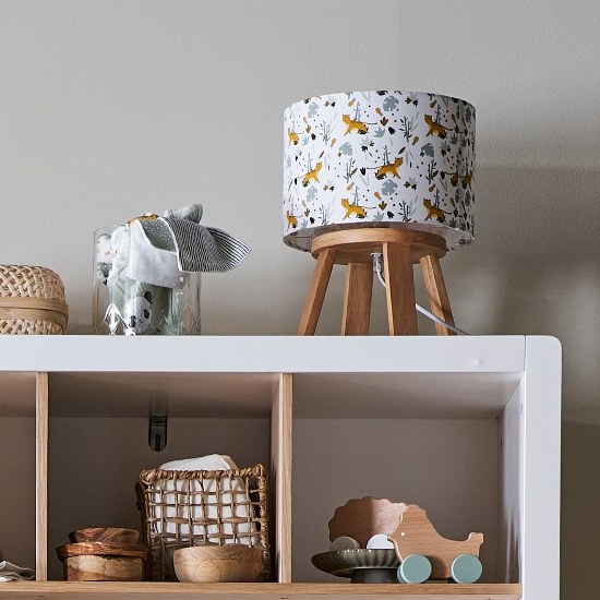 Lampe de chevet bois Hanoï posée sur un meuble dans une chambre d'enfant
