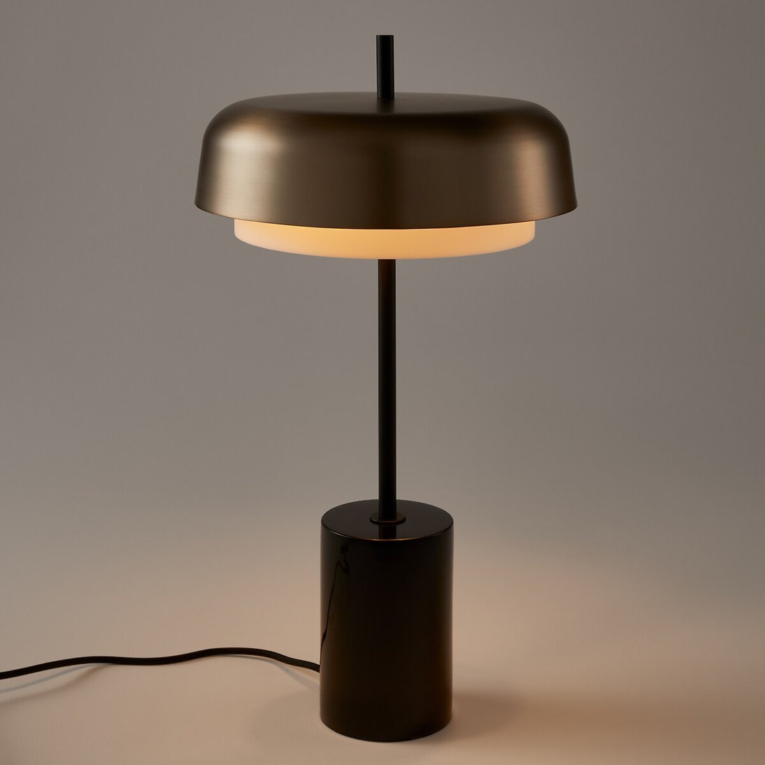 Lampe Clepsos AM.PM posee sur une table de chevet