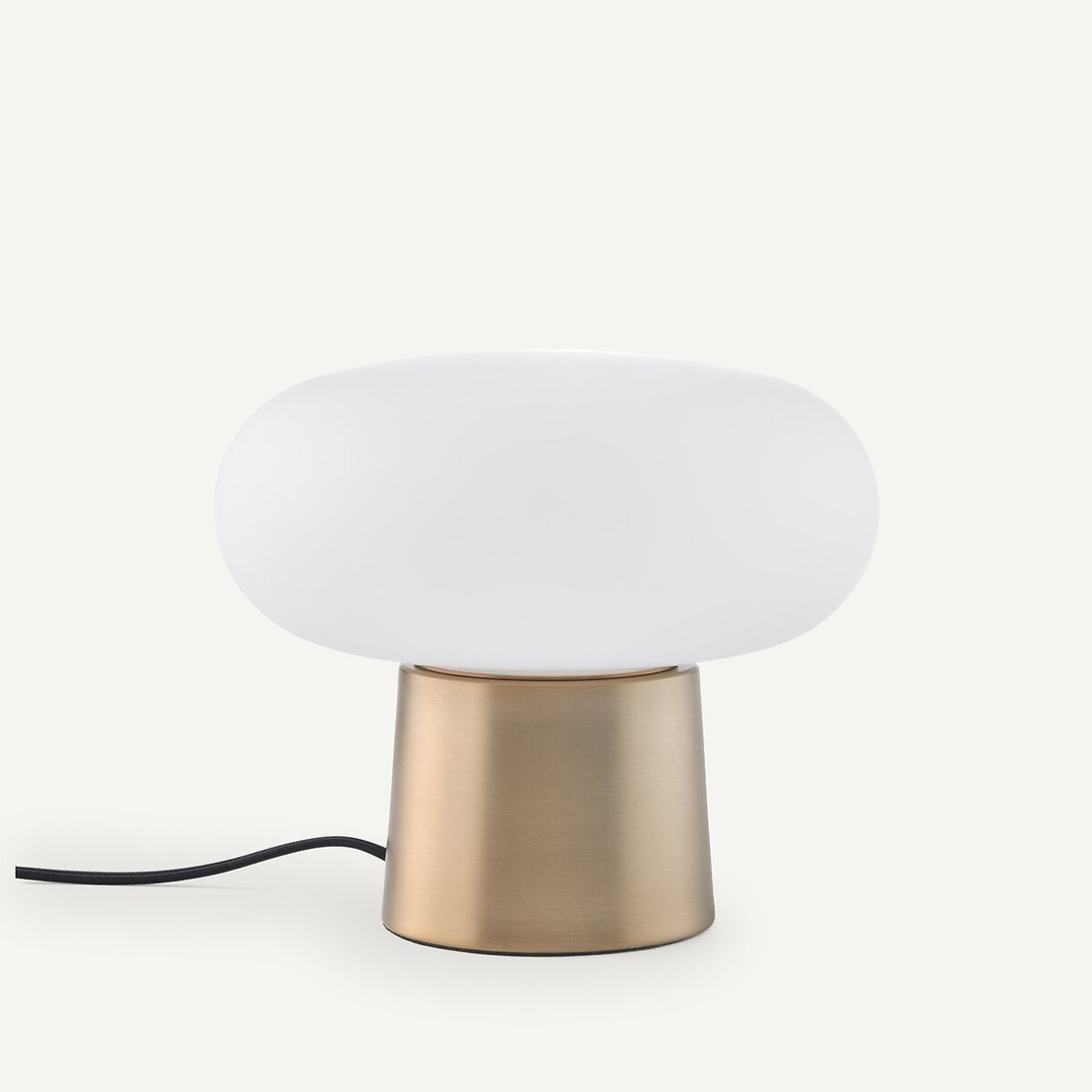 Lampe Faith AM.PM posee sur une table de chevet