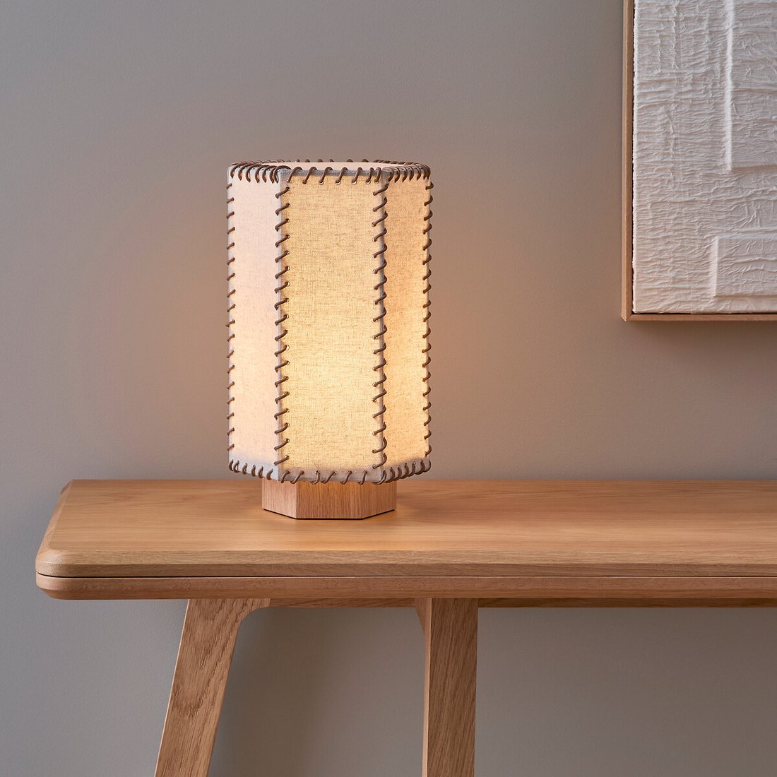 Lampe Sixta AM.PM posee sur une console en bois