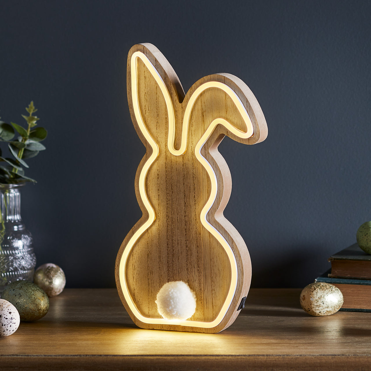 Lampe lapin en bois Lights4fun allumée, ambiance décorative