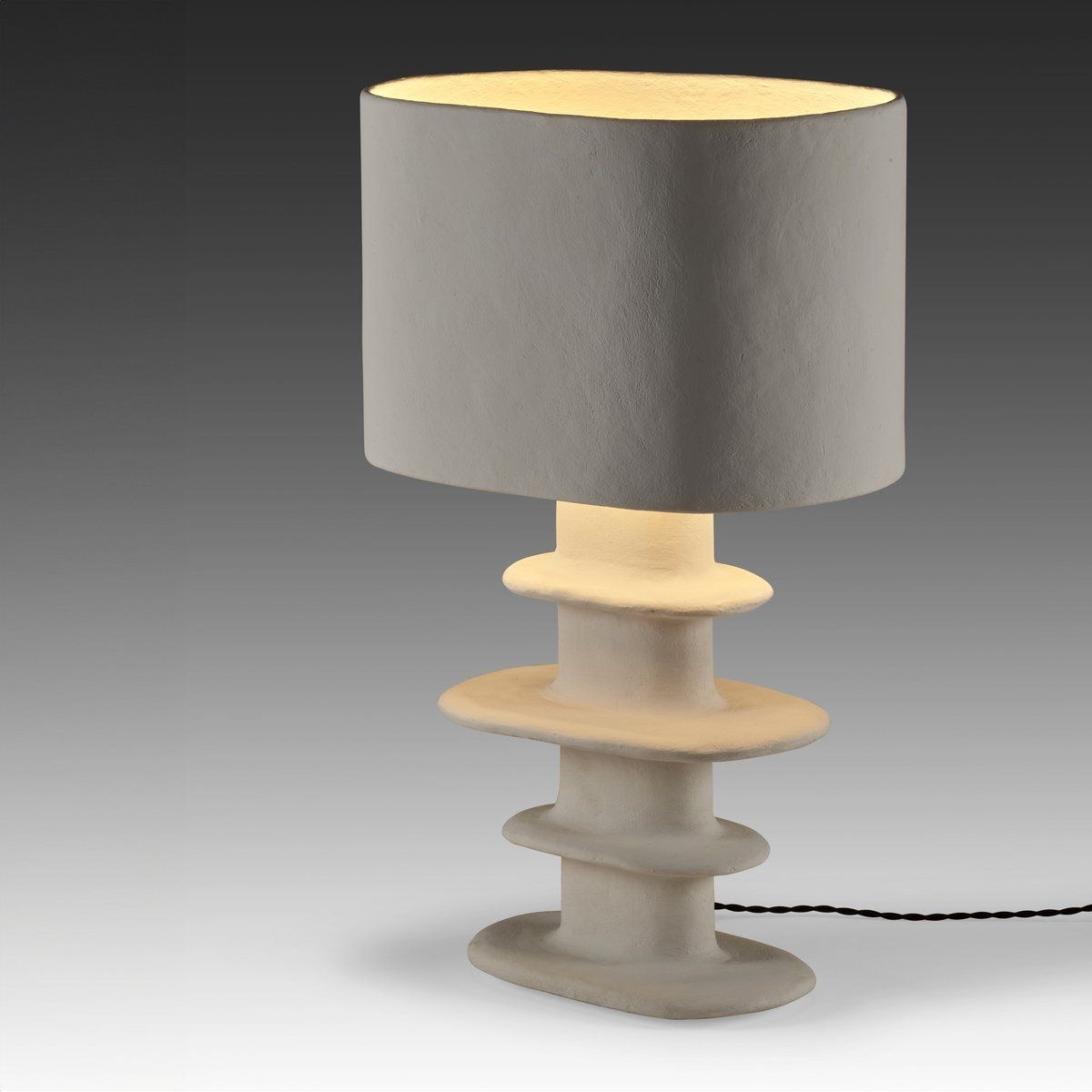 Lampe de table Earth Serax allumée dans un intérieur épuré