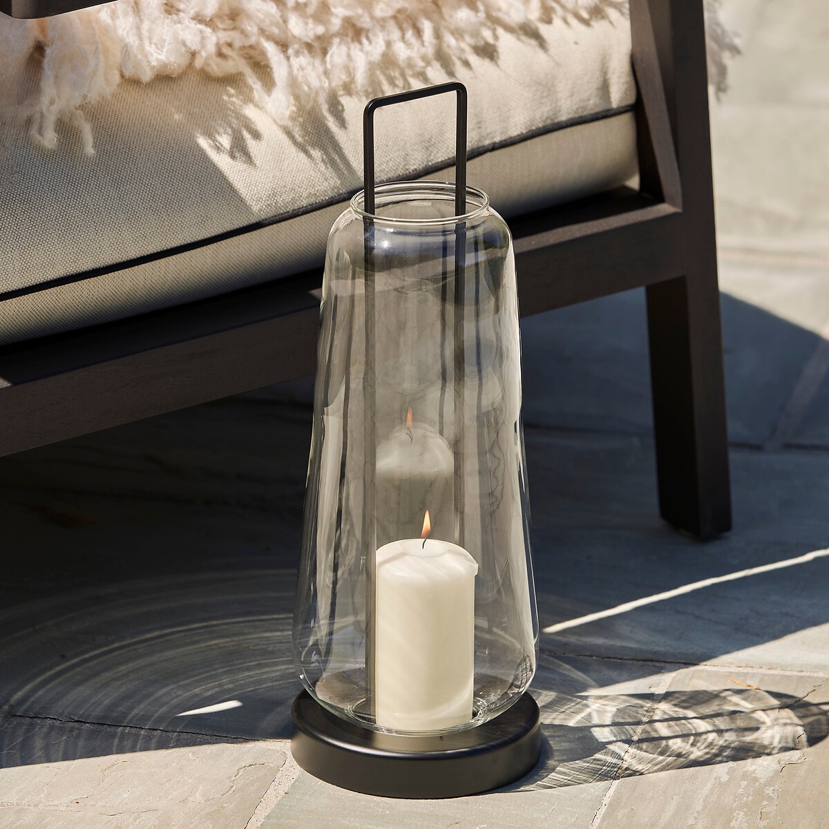 Lanterne Yoroko en verre et métal allumée sur une terrasse