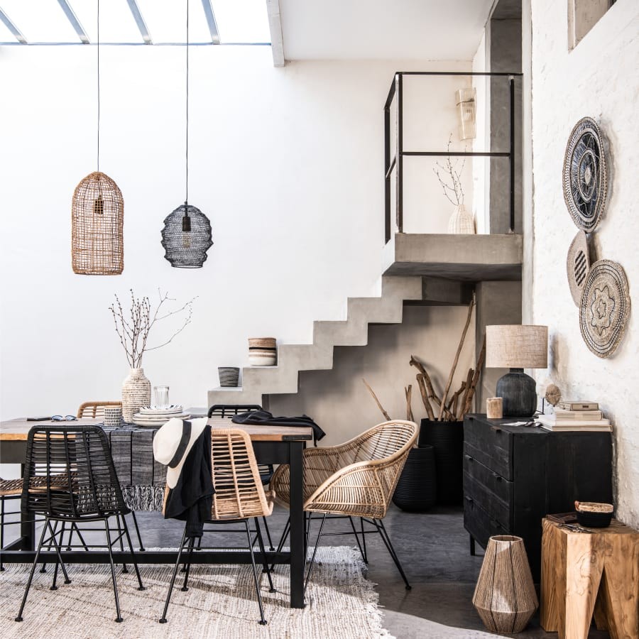 Tapis tissé en jute et coton Lodge posé au sol dans une salle à manger