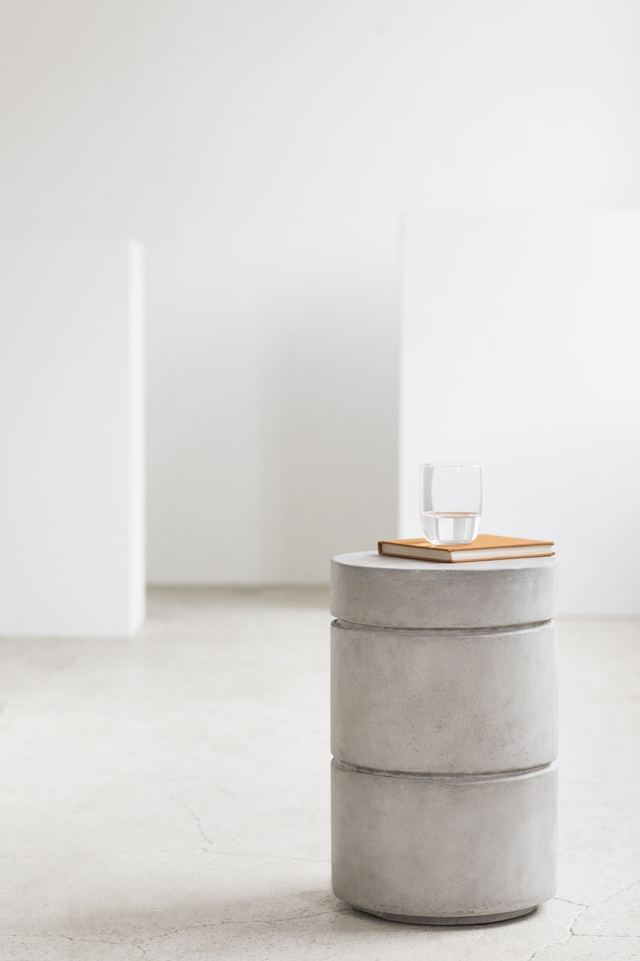 Tabouret en béton Marie en situation dans une chambre épurée