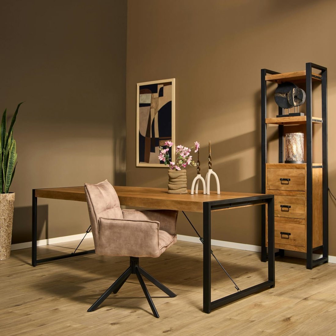 Table plateau bois manguier et pied métal Milora en situation