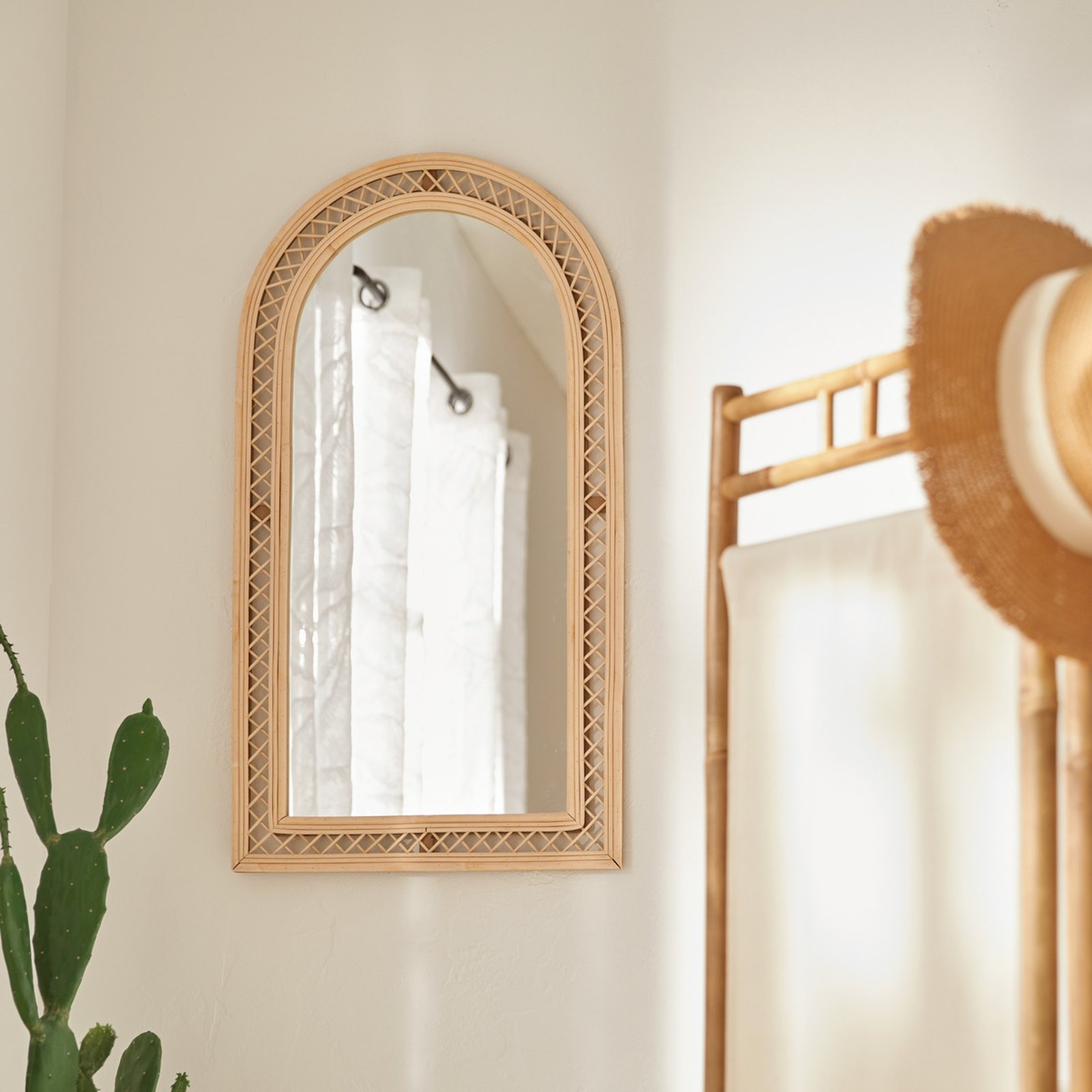 Miroir arche Anahi en rotin dans une entrée