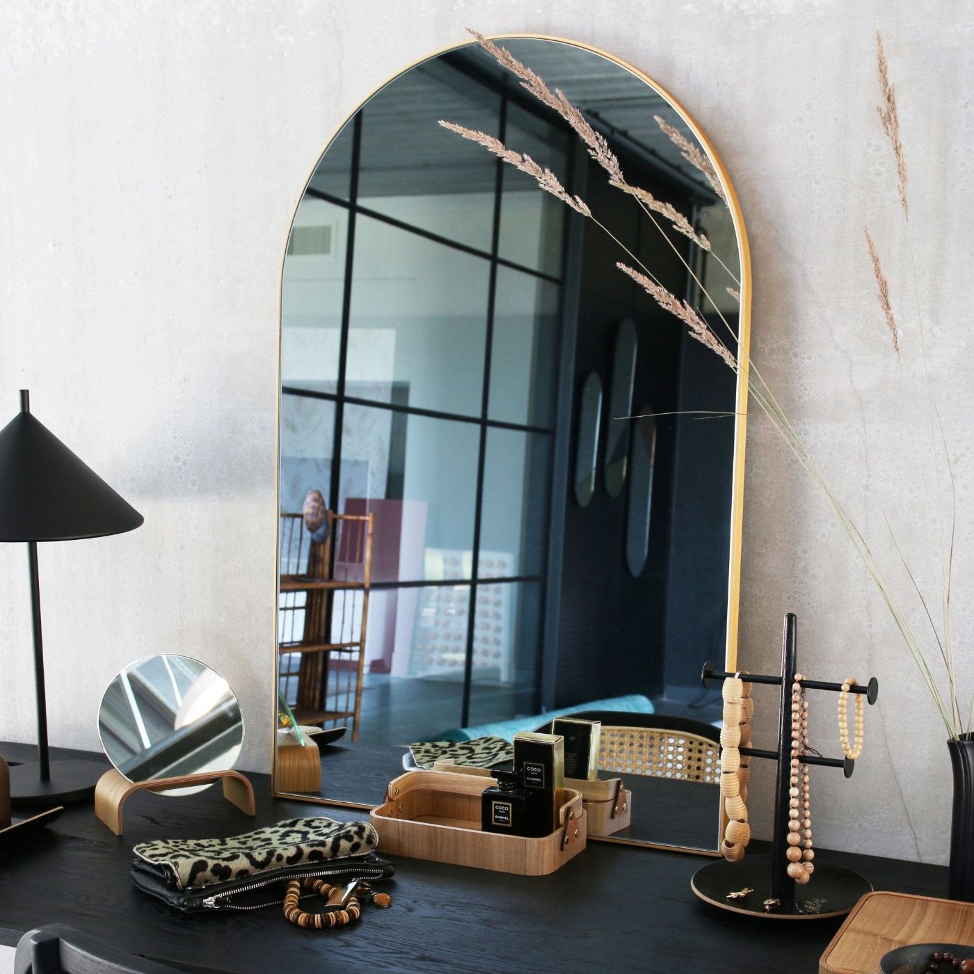 Miroir arche HKliving en laiton dans une chambre