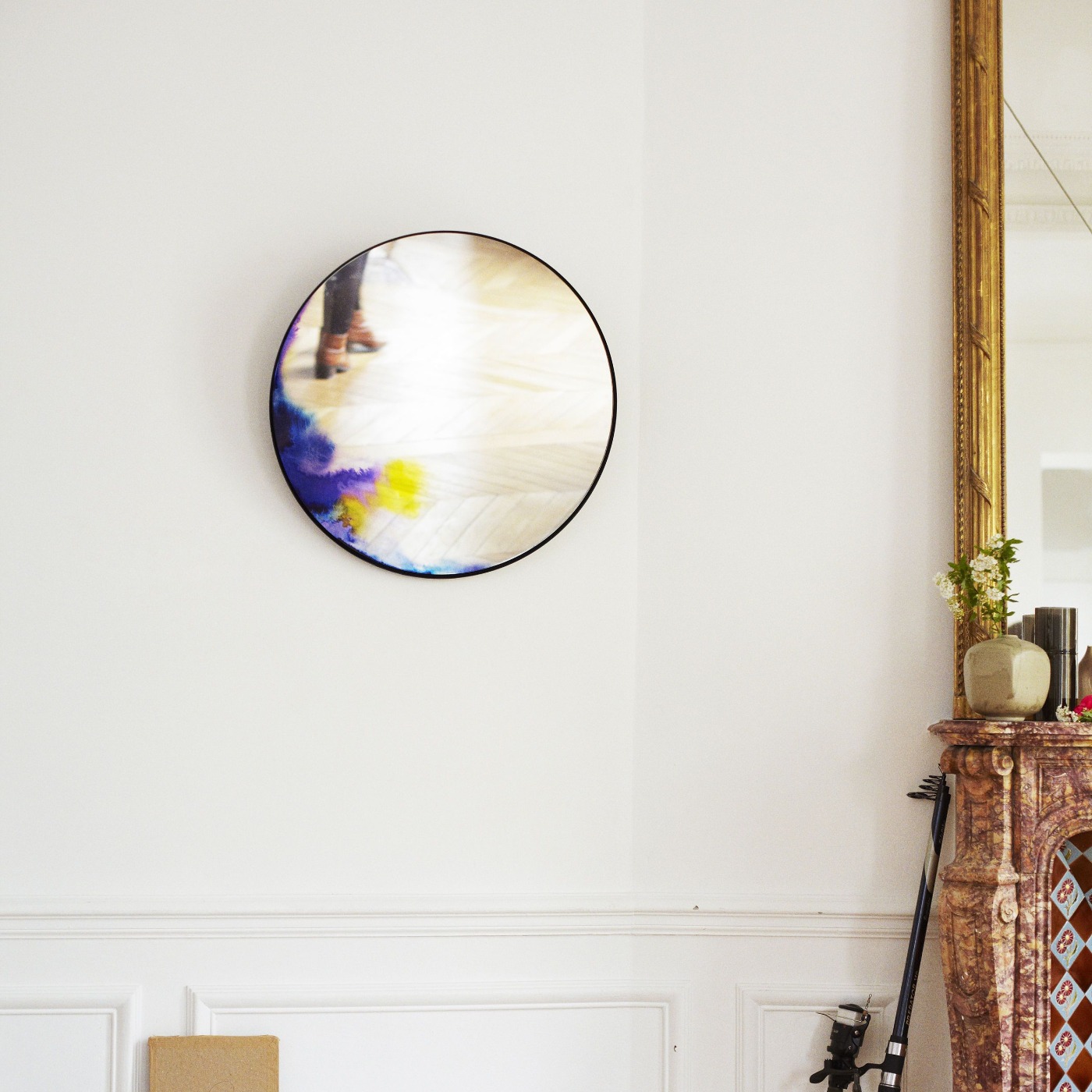 Miroir rond design Francis Petite Friture dans un salon parisien
