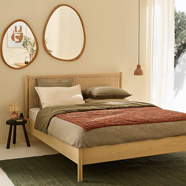 Miroir organique en bois Astia dans une chambre