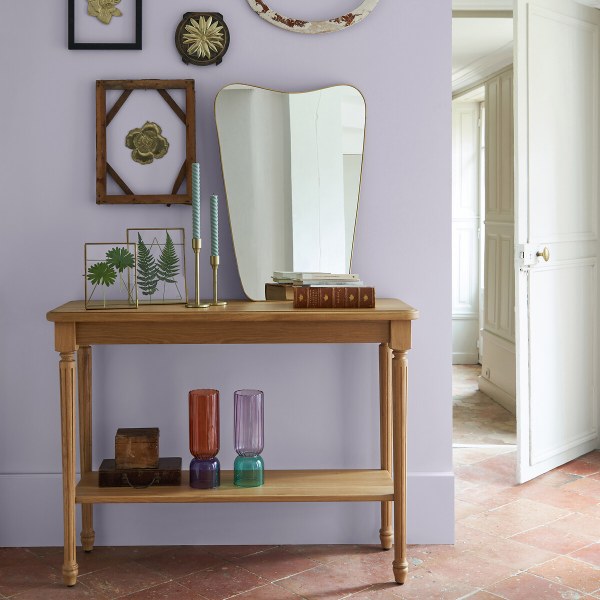 Miroir organique en laiton Uyova dans une entrée