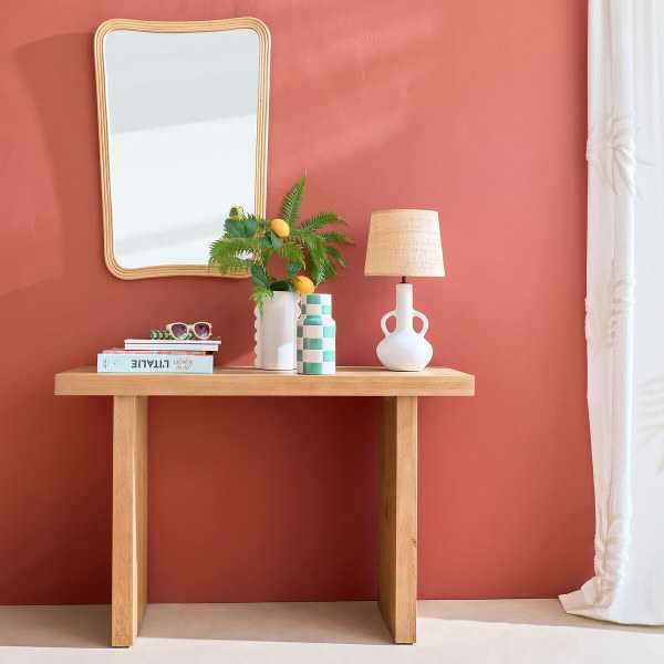 Miroir organique en rotin Sakhara au-dessus d'une console