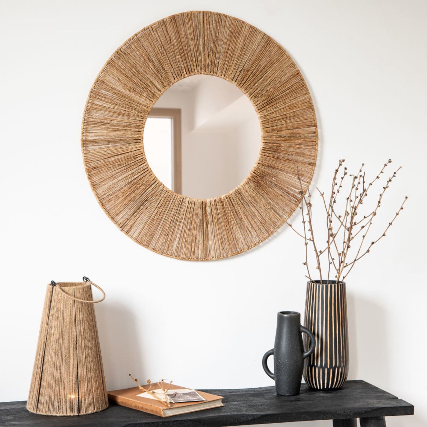 Miroir rond en jute marron Ethaniel Maisons du Monde au-dessus d’une console d’entrée