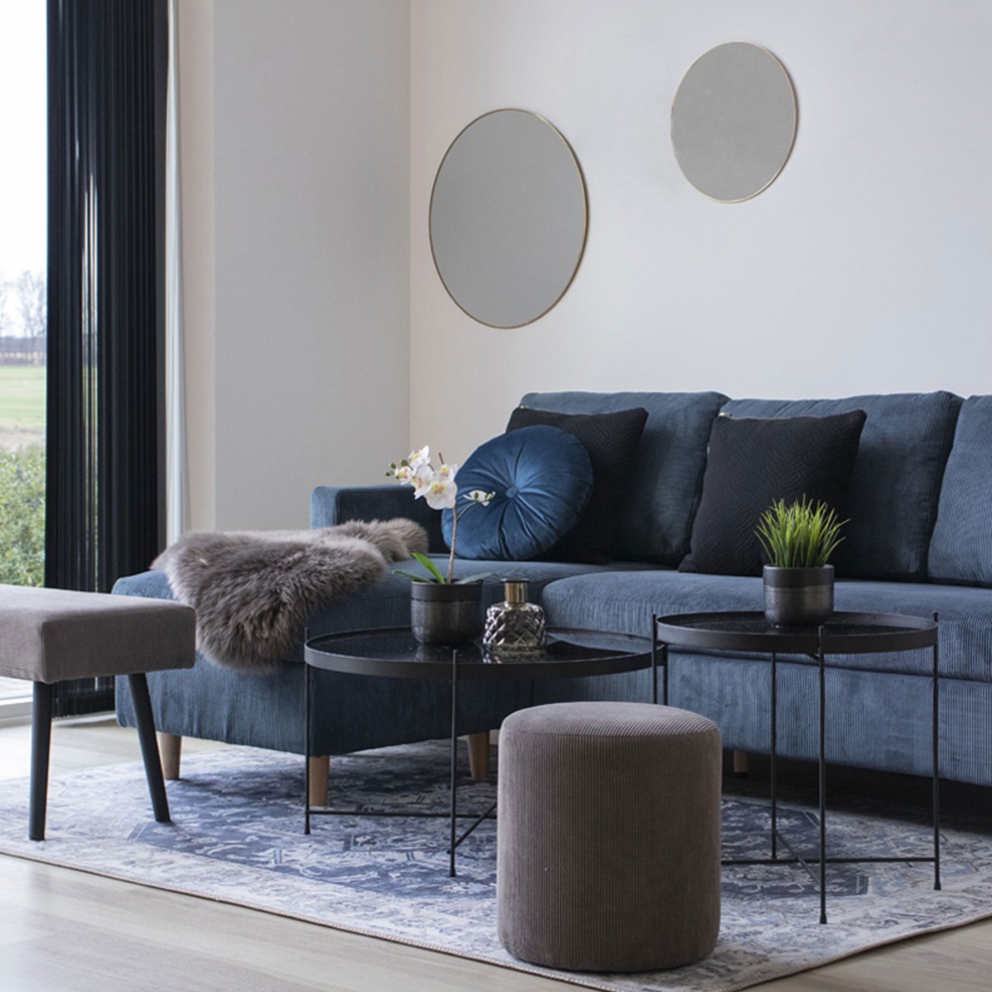 Miroir rond en métal laiton Jersey House Nordic dans un salon