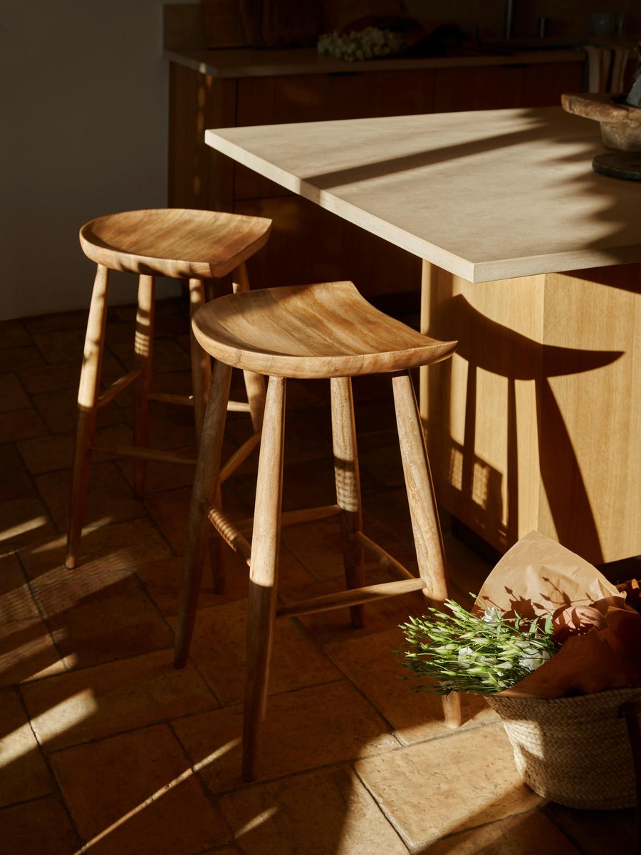 Tabouret de bar en bois de manguier Nino en situation