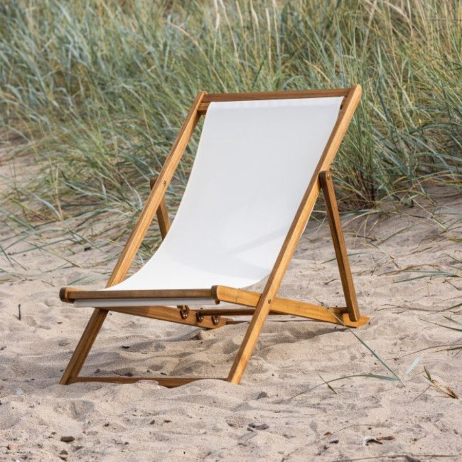 Chilienne Peachy en bois sur une plage