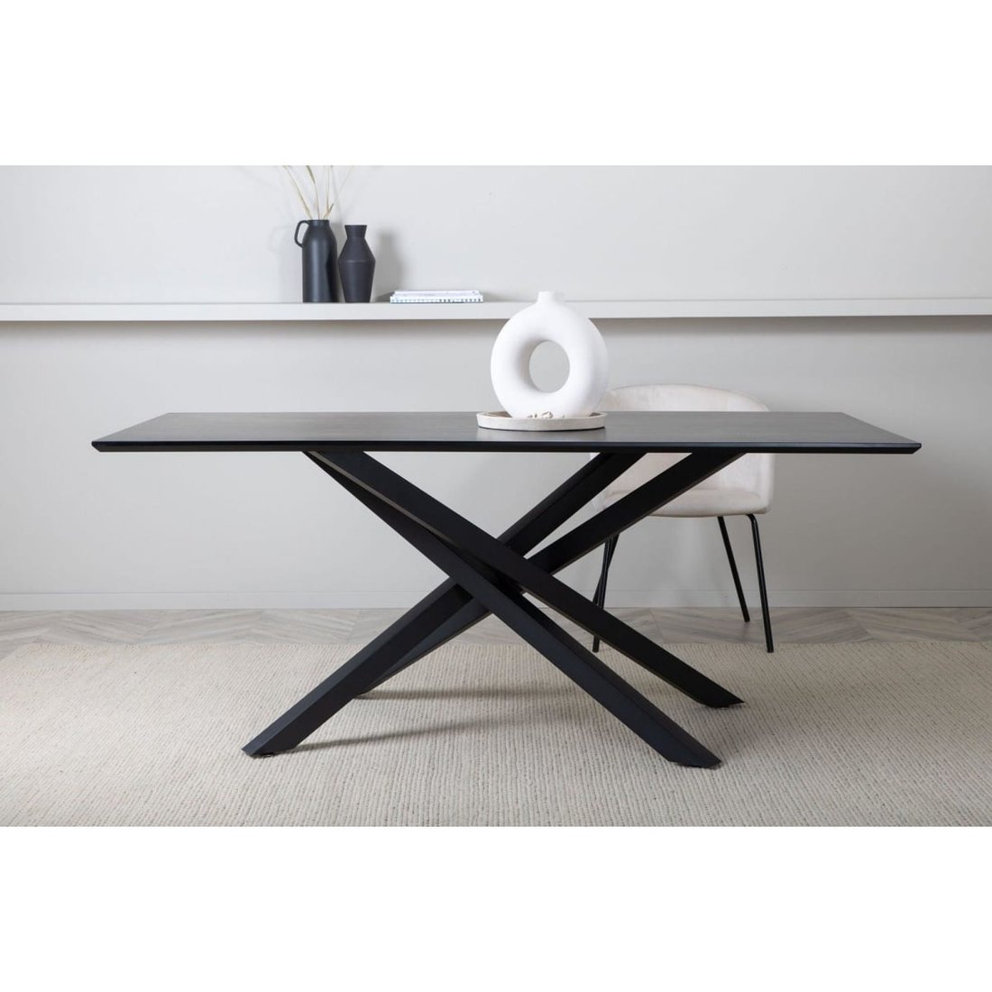 Table plateau bois et pied métal noir Piazza en situation