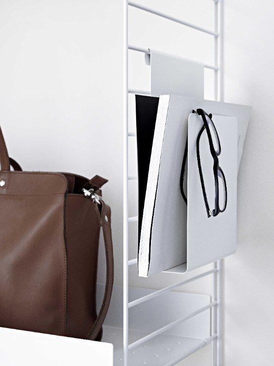 Porte-revue String Furniture fixé sur une étagère System