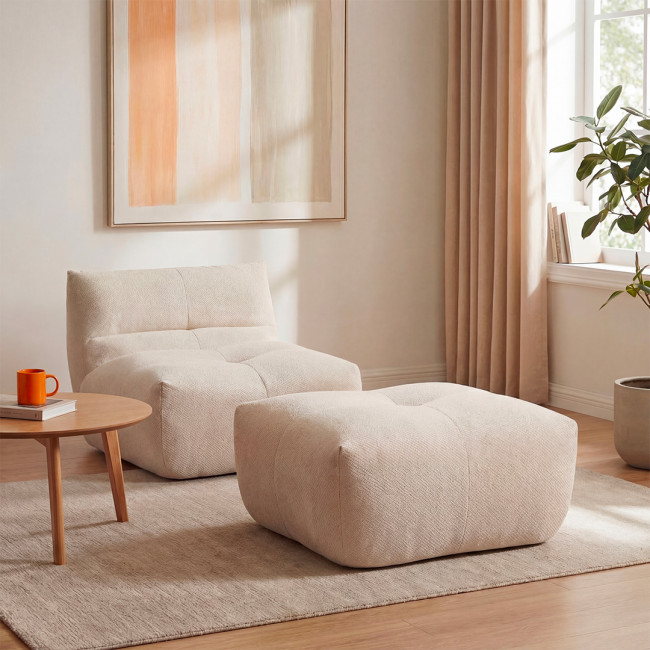 Pouf carré compressé en tissu beige Alba de Drawer associé à un fauteuil assorti