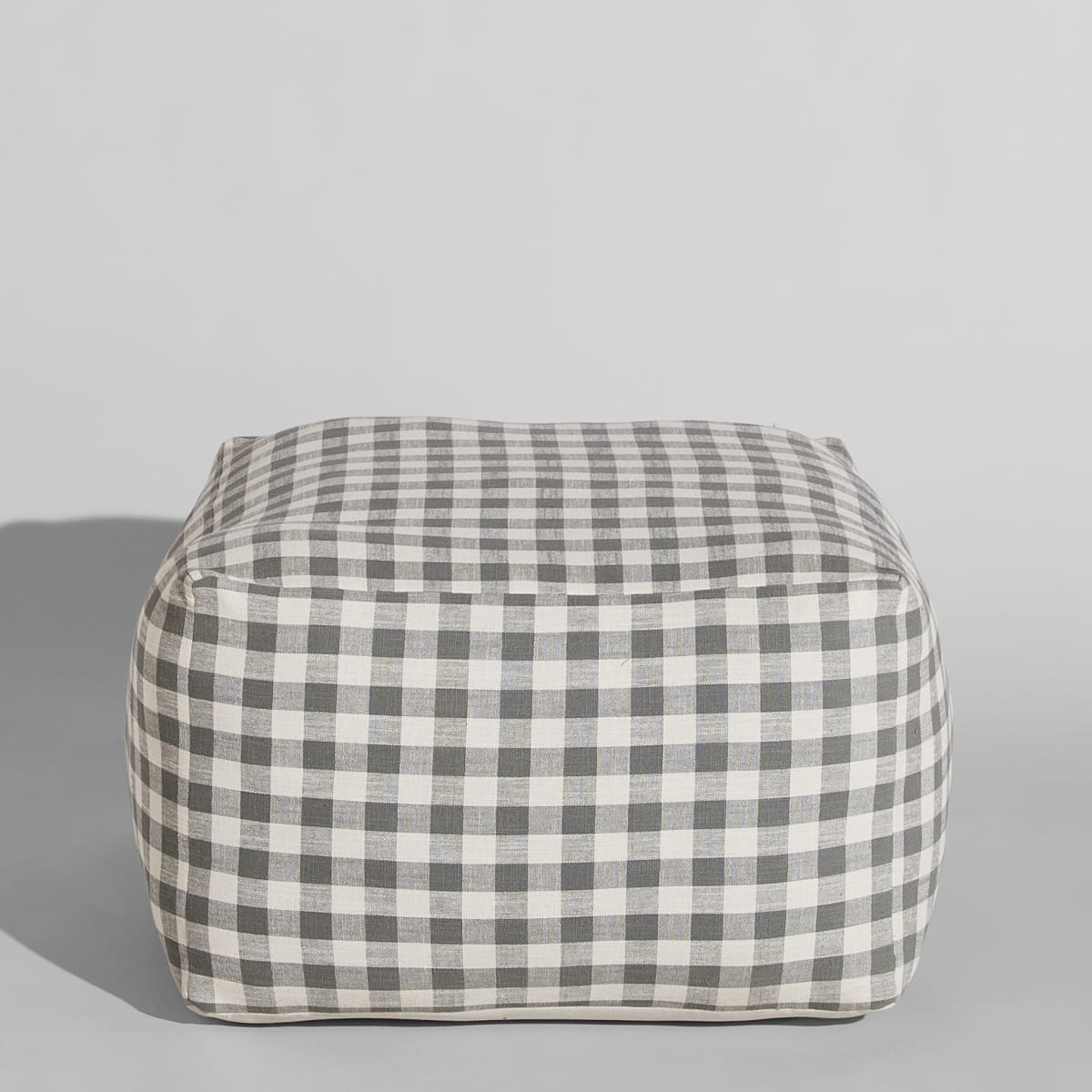 Pouf carré en coton à motif vichy gris et écru Basile de Maisons du Monde, packshot fond blanc