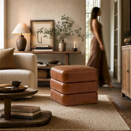Pouf en cuir camel ReCollection en situation dans un salon