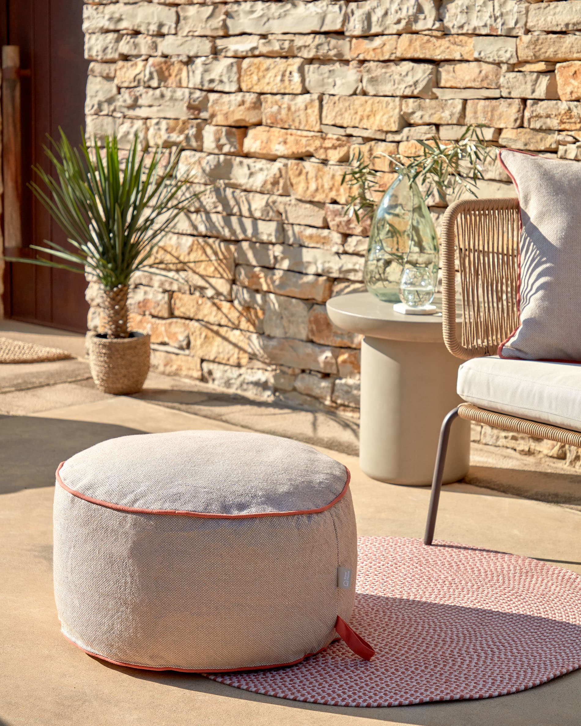 Coussin Dalila en situation sur une terrasse en pierre