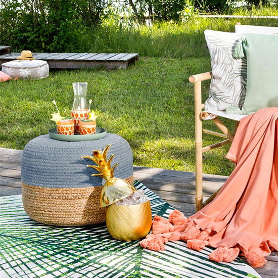 Pouf Bono en situation sur une terrasse en bois