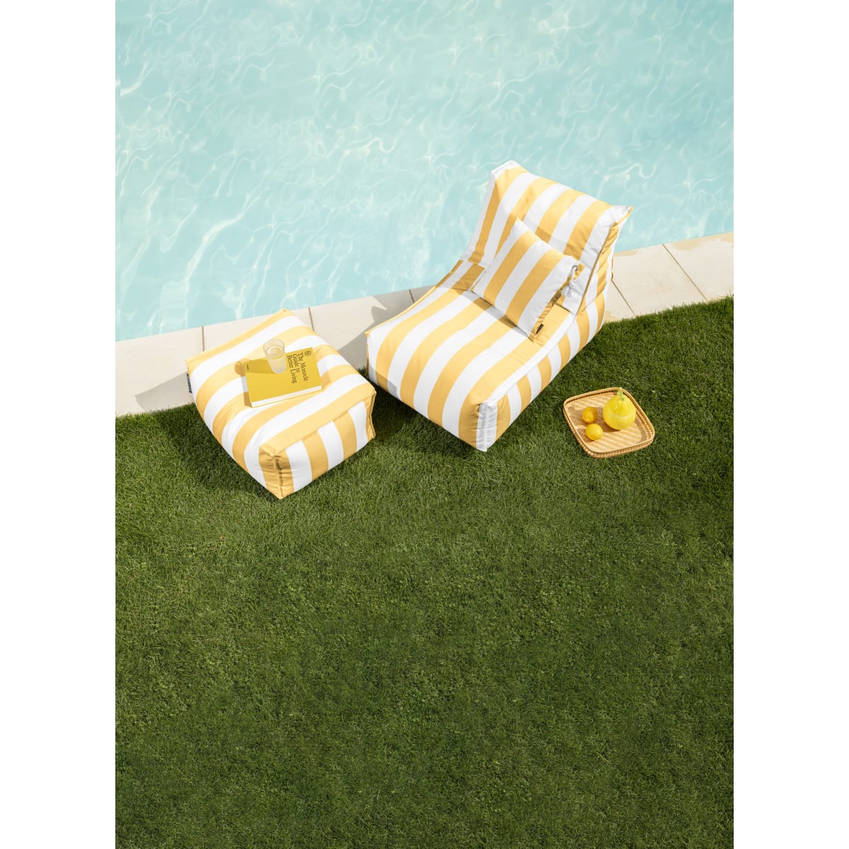 Pouf Santorin en situation sur une terrasse