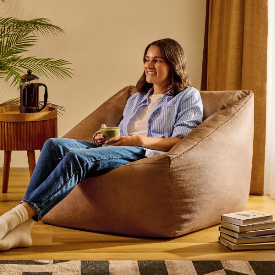 Pouf fauteuil en cuir végan Natalia en situation