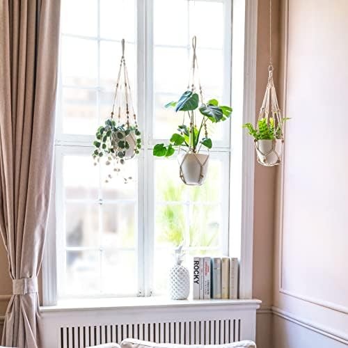 Suspension macramé Mkouo avec plantes devant une fenêtre