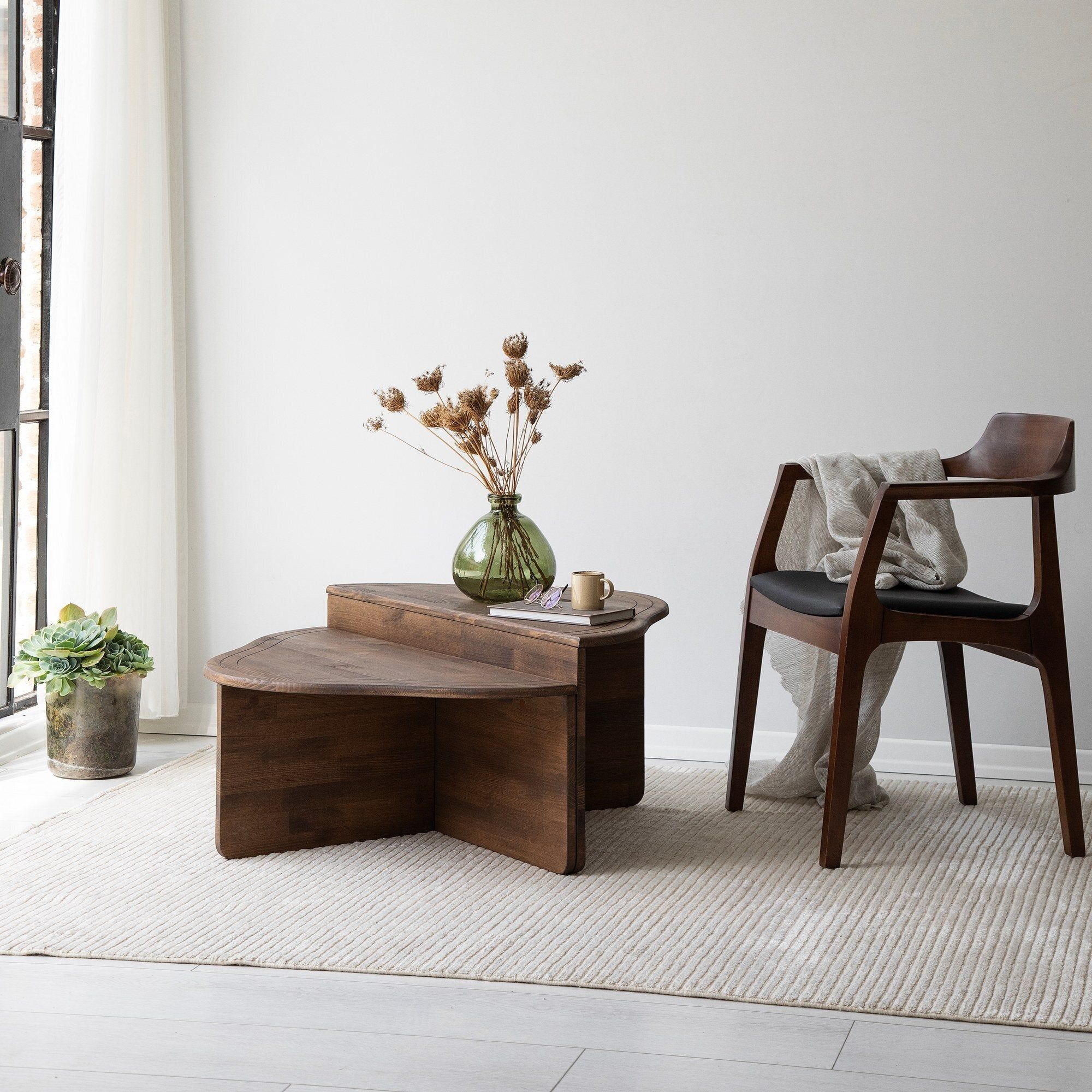 Table basse asymétrique en bois foncé Altopiano The Cool Republic dans un salon