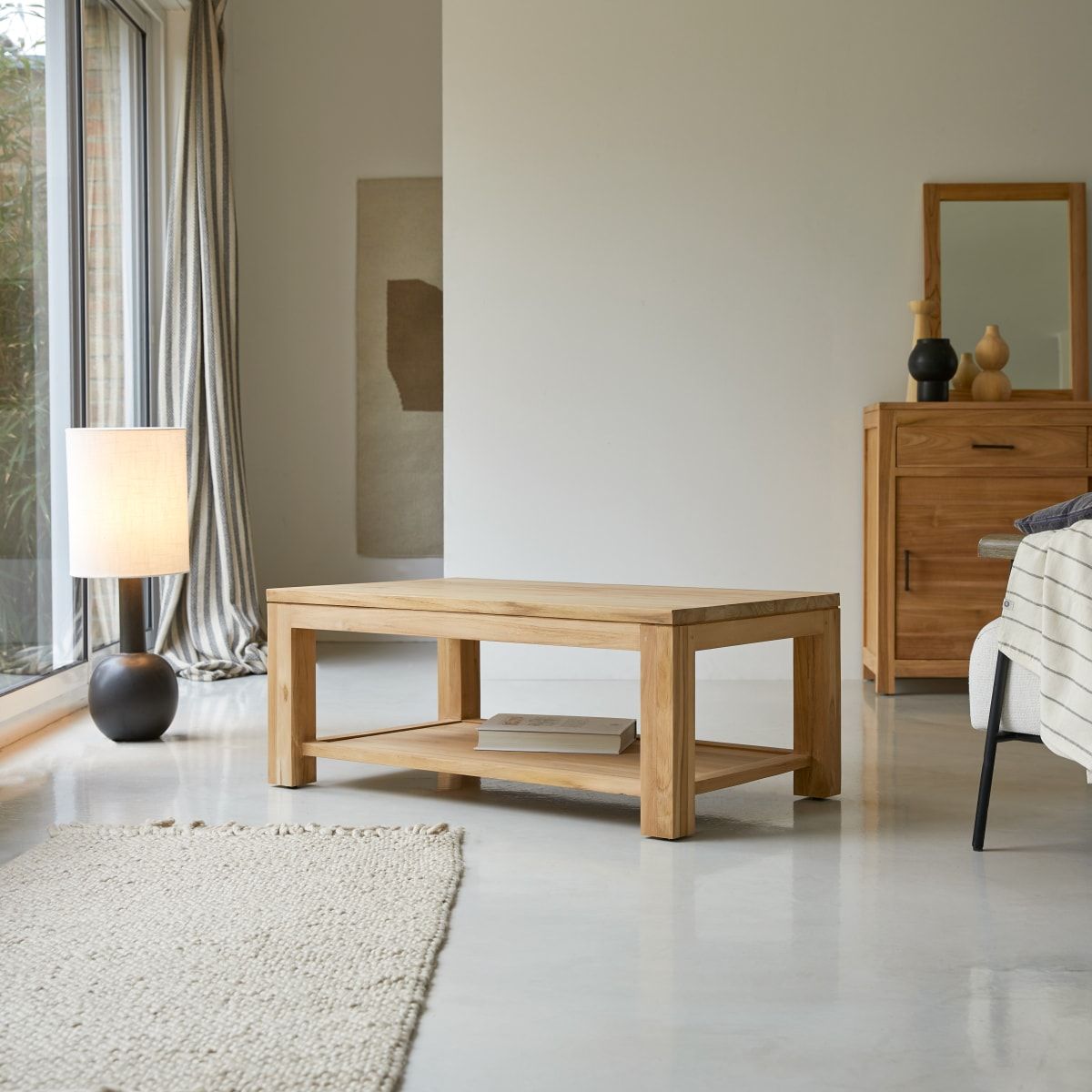 Table basse rectangulaire en teck massif EVE La Redoute installée dans un salon