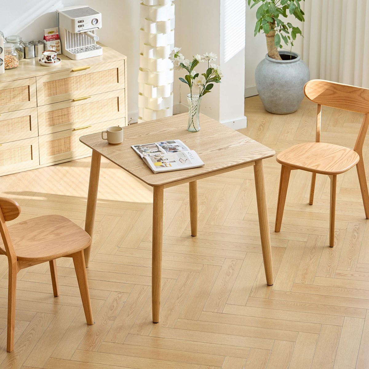 Table carrée scandinave à petit prix pour quatre convives