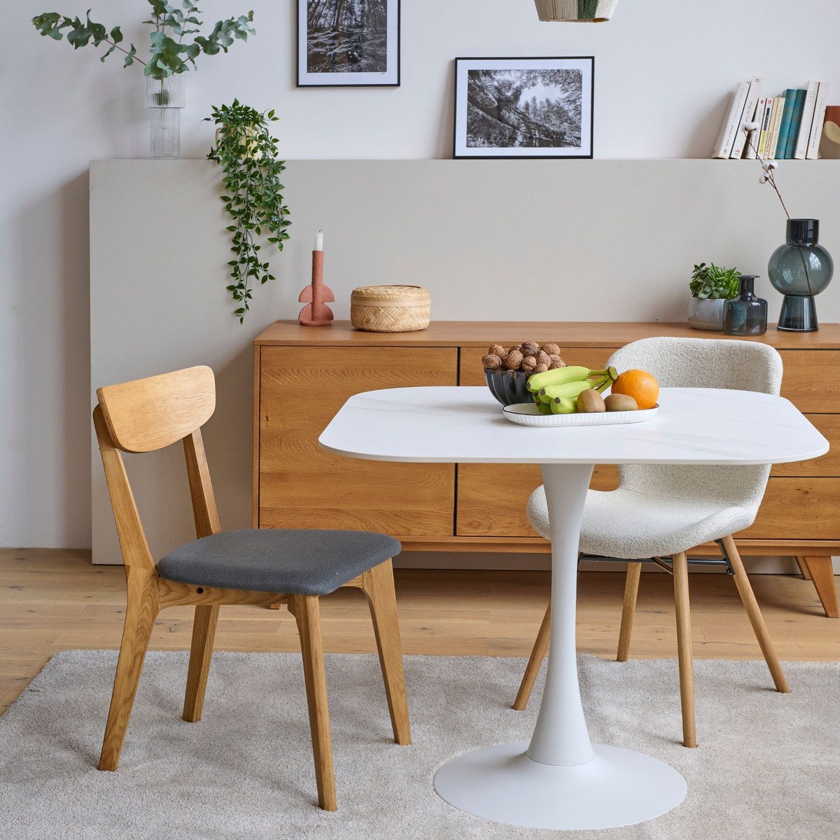 Table carrée en céramique effet marbre au design épuré