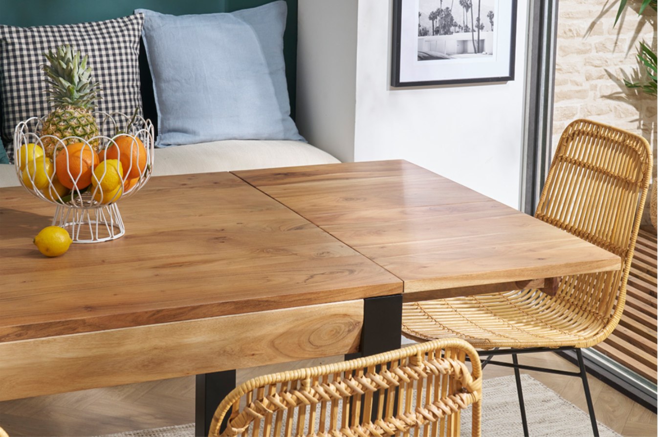 Table extensible style industriel Trap installée dans une salle à manger avec chaises assorties