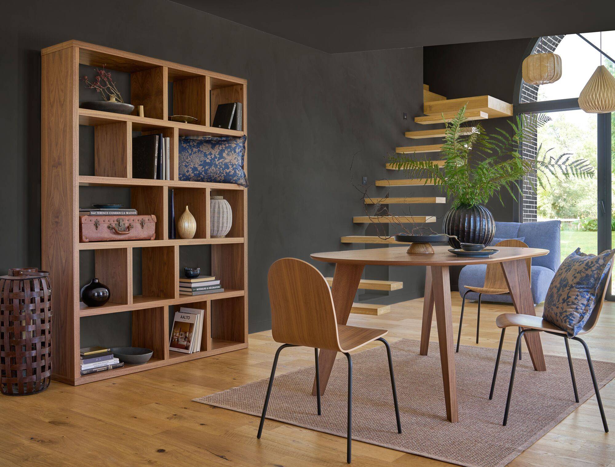 Table ovale bicolore chêne et noir en situation, Camif