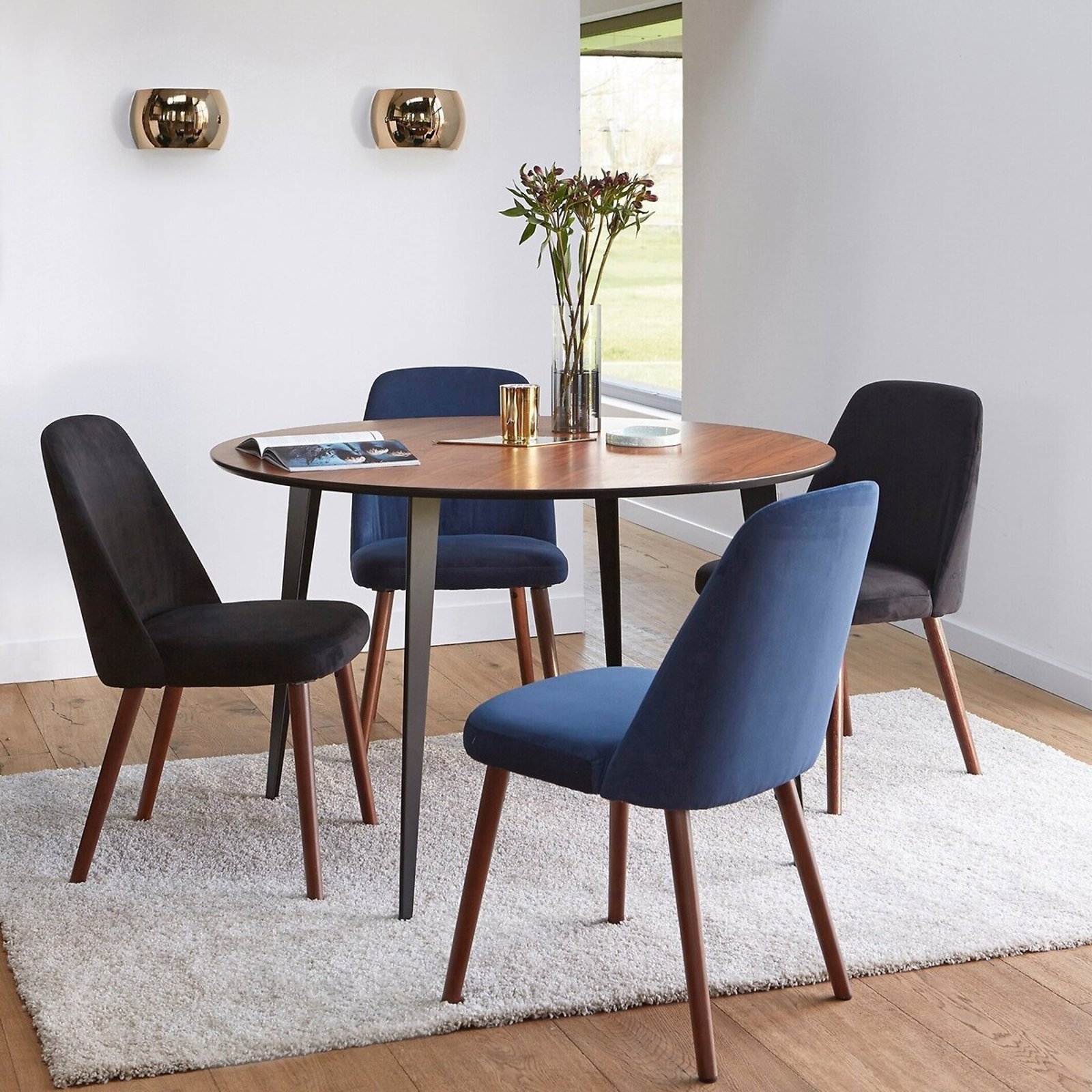 Table ronde scandinave vintage en noyer