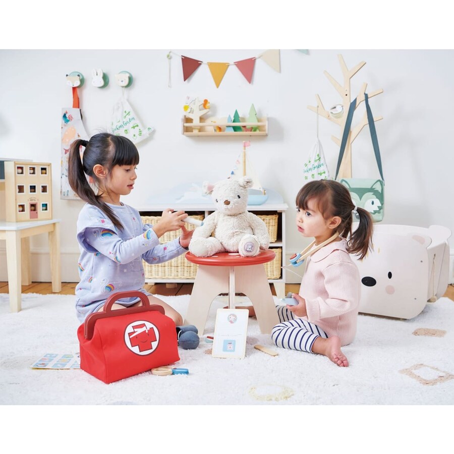 Enfants jouant avec le tabouret champignon en bois dans une chambre