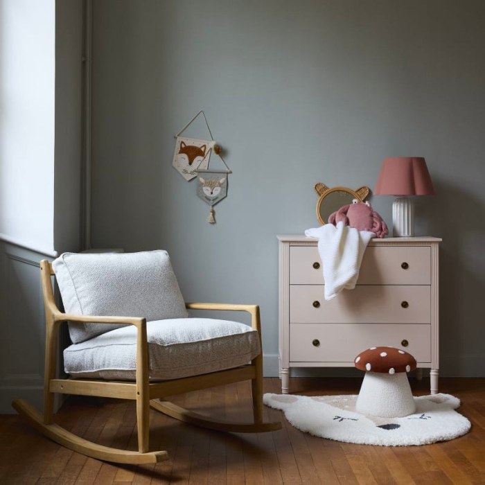 Tabouret champignon en velours en situation dans une chambre enfant