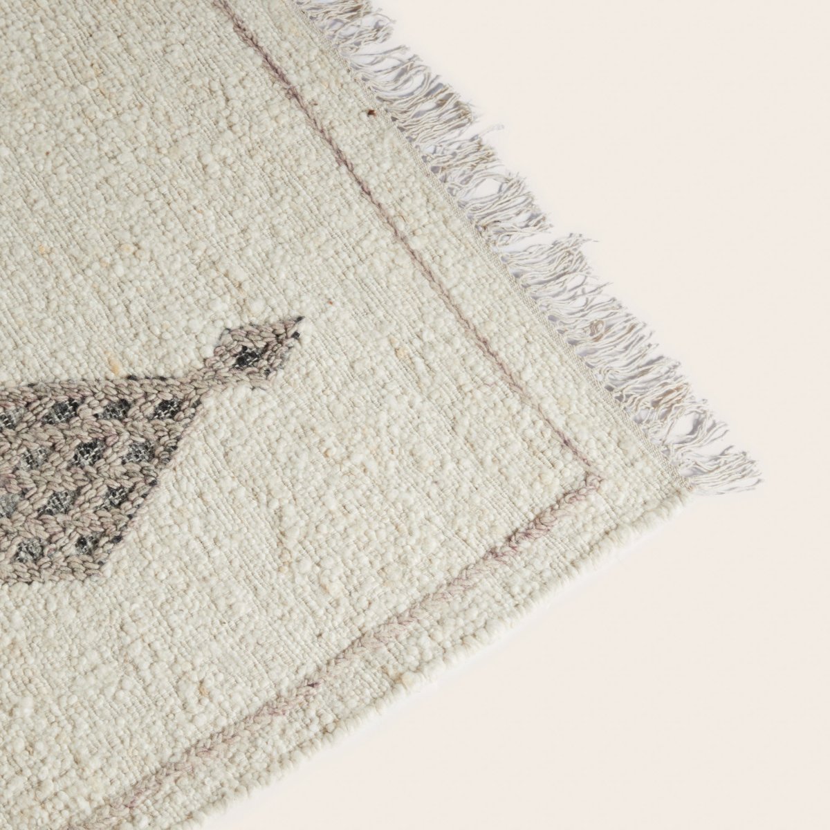 Tapis de sol Fadi ivoire et gris posé dans un salon
