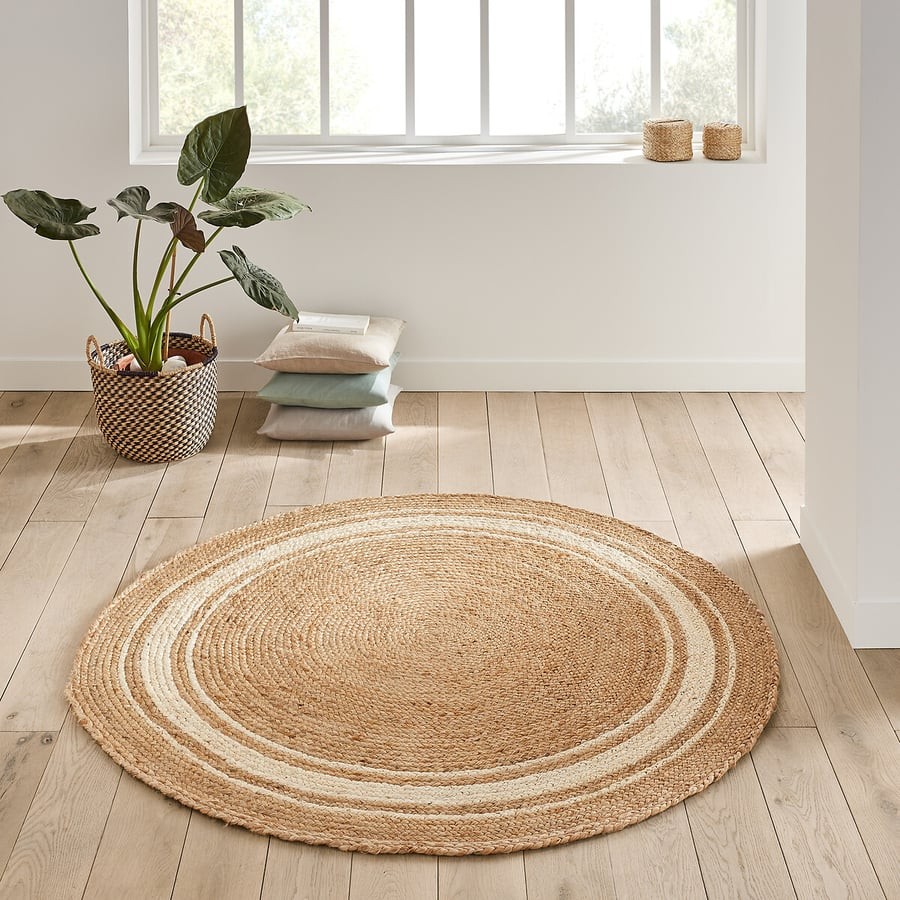 Tapis rond en jute Aftas au contour blanc posé au sol