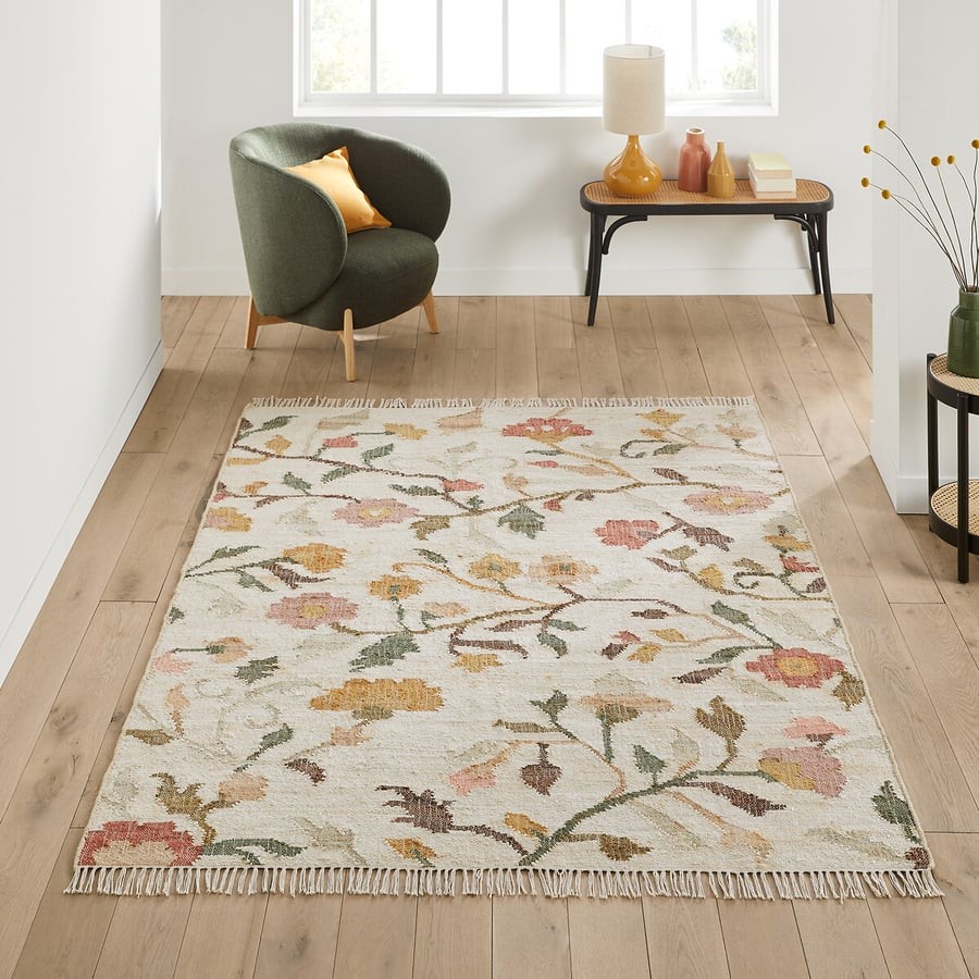 Tapis kilim en jute multicolore Flotissy posé au sol dans un salon