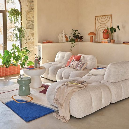 Tapis à motif géométrique abstrait Timzilite Maisons du Monde dans un intérieur décoré